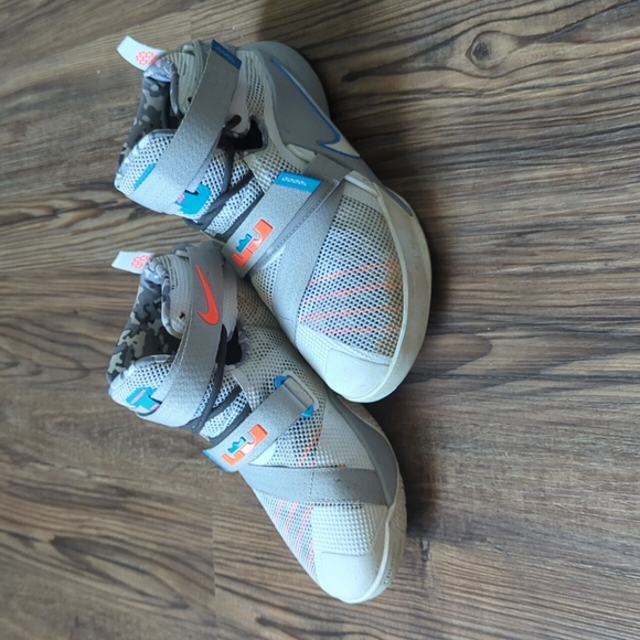 LeBron James Nike Basketball Shoes Limited Edition - Picture 6 of 8